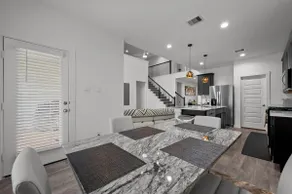 Luxury Modern & Spacious Retreat - Image 5