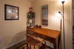 Up-River House on the Mckenzie - Image 5