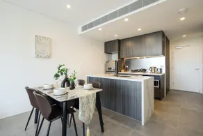 Lidcombe Apt Near Olympic Park Train - Image 3
