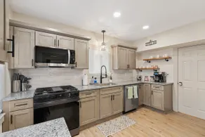 Exclusive 5BR 2.5BA Gem Near Campus + Game Room - Image 2