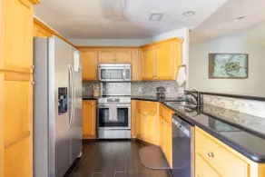 NO PET FEES, fenced yard, 2.5 miles to beach - Image 2