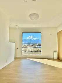 A private rental where you can enjoy Mt. Fuji from the large windows and stay like you live!A great night of sleep in Simmonsbet. - Image 2