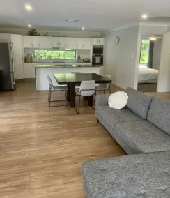 Modern self-contained apartment - Image 4