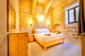 300y/o Gozo Villa: 2 pools, roof lounge, sea views - Image 5