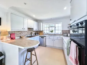 Hidden Haven Cottage with Free Parking - Image 2