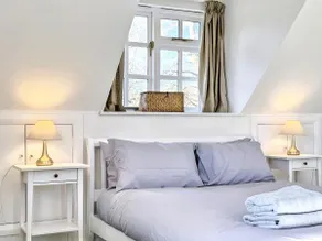 Hidden Haven Cottage with Free Parking - Image 5