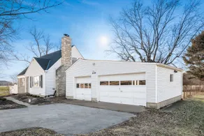 5 Bed, 2 Full Bath Cape Code Home in New Albany OH - Image 4
