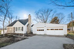 5 Bed, 2 Full Bath Cape Code Home in New Albany OH - Image 2