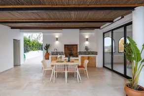 Unique beachfront house - Image 3