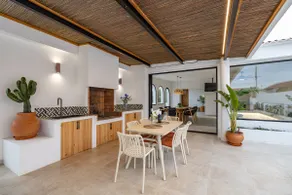 Unique beachfront house - Image 5