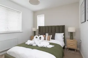 Luxury 5BR Home+ Parking •Sleeps 8 -Great Location - Image 5