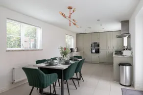 Luxury 5BR Home+ Parking •Sleeps 8 -Great Location - Image 3