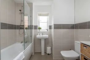 Luxury 5BR Home+ Parking •Sleeps 8 -Great Location - Image 4