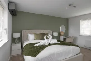 Luxury 5BR Home+ Parking •Sleeps 8 -Great Location - Image 2
