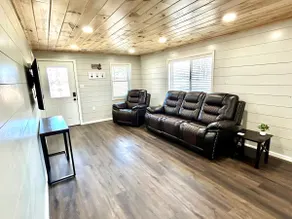 Charming Anchor Retreats Near Current River - Image 2
