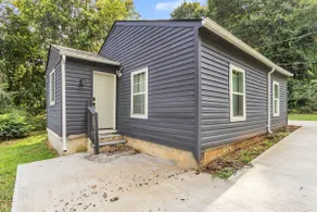 Charming 2-Bed Home with Exclusive Garden - Image 3