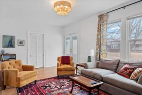 The Artist's Bungalow: 1 King and 1 Queen Bed - Image 2