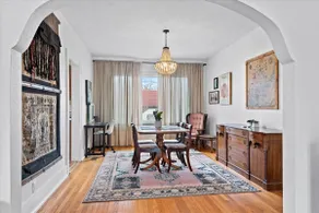The Artist's Bungalow: 1 King and 1 Queen Bed - Image 4