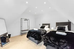 Modern 1 Bedroom Stay, Balcony, East Croydon - Image 4
