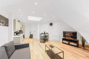 Modern 1 Bedroom Stay, Balcony, East Croydon - Image 2