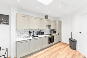 Modern 1 Bedroom Stay, Balcony, East Croydon - Image 3