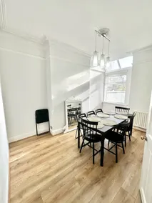 Large 5-Bedroom House in Salford-Free Parking-Sleeps 10 - Image 4