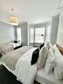 Large 5-Bedroom House in Salford-Free Parking-Sleeps 10 - Image 3