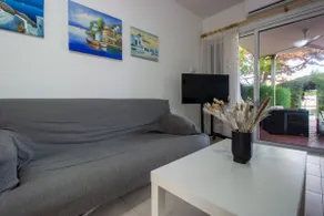 Large Veranda 2BR Walk to Beach - Image 2