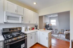 Free Parking | Stocked Kitchen | 10 min -> Boston - Image 4