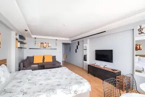 Cozy Central Flat w/Netflix & Elevator Near Metro - Image 4