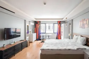 Cozy Central Flat w/Netflix & Elevator Near Metro - Image 5