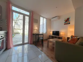 Downtown, ground floor, courtyard, air conditioning, heating - Image 2