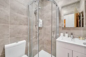 Stylish Studio Retreat in an Upscale Area - Image 4