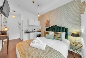 Stylish Studio Retreat in an Upscale Area - Image 5