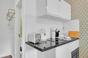 Stylish Studio Retreat in an Upscale Area - Image 2