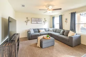 Luxurious Family Home 5Bd/3Bath - Image 3