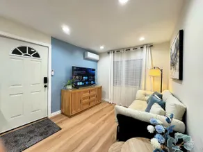 Stylish 1B1B w Private Garden - Image 2