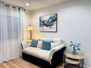 Stylish 1B1B w Private Garden - Image 3