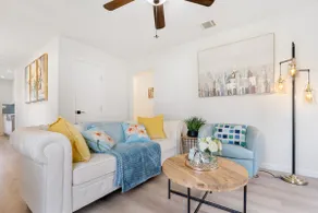 Bright & Modern House Near SoCo - Image 5