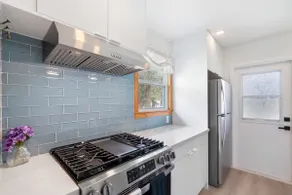 Bright & Modern House Near SoCo - Image 4
