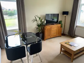Charming 2 Bedroom Flat in Cooden Beach - Image 2