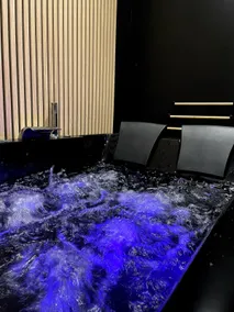 Black Suite – Jacuzzi & Secret Cellar - Image 3