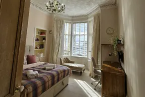 Stunning 3 bed apartment - Image 3