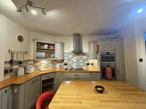 Stunning 3 bed apartment - Image 4