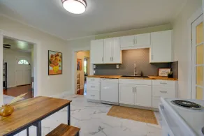 Sleeps 6 | ½ Mi to Casino | 2bd/1bath | 3 Beds - Image 4