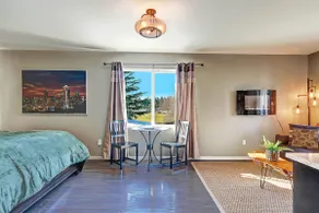 The Loft- super cool private suite - Image 4