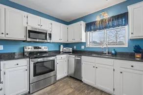 Spacious 3BR/3BA Townhome w/ 1st Floor master - Image 4
