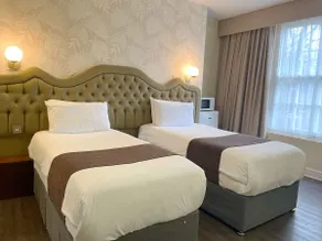 HNFC Stays - En-suite, Free Parking & Restaurant - Image 2
