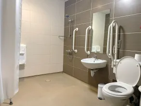 HNFC Stays - En-suite, Free Parking & Restaurant - Image 5