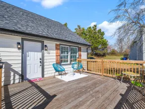Dolly's Tiki Retreat - Image 2